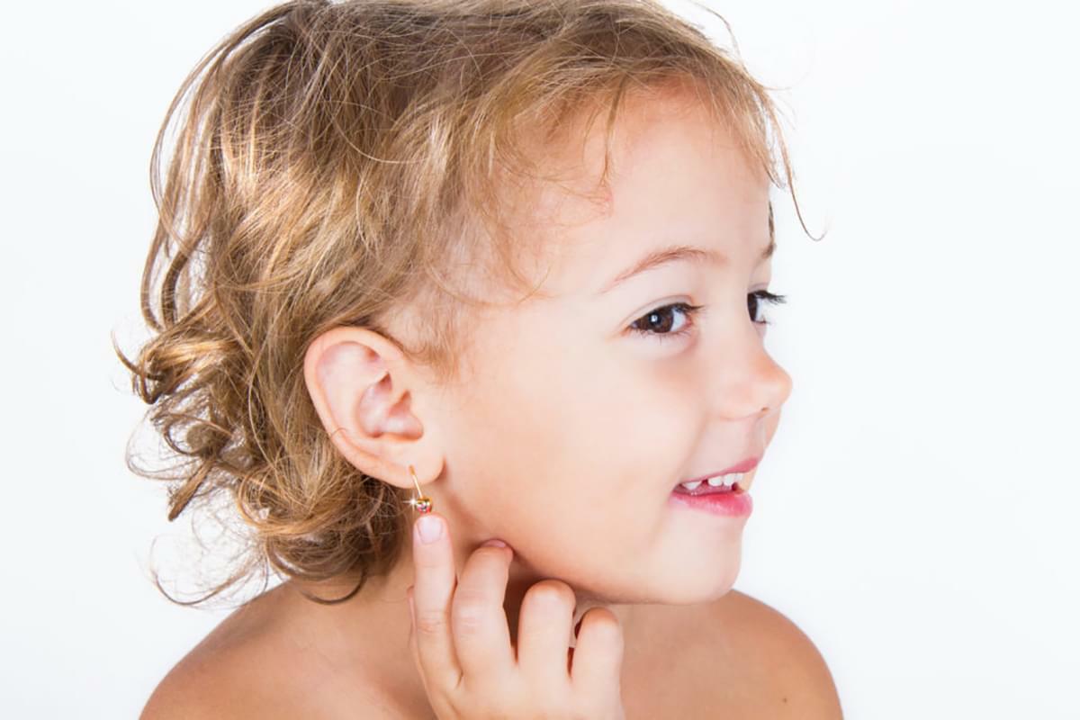 Проколювання вух дитині — це не складно і не боляче!